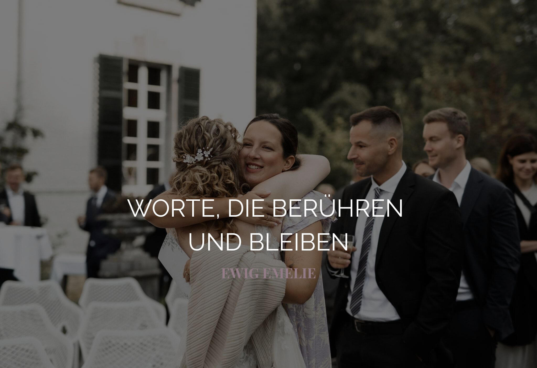 Die freie Traurednerin aus NRW, Emelie, umarmt eine Braut in einer Hochzeitslocation draußen