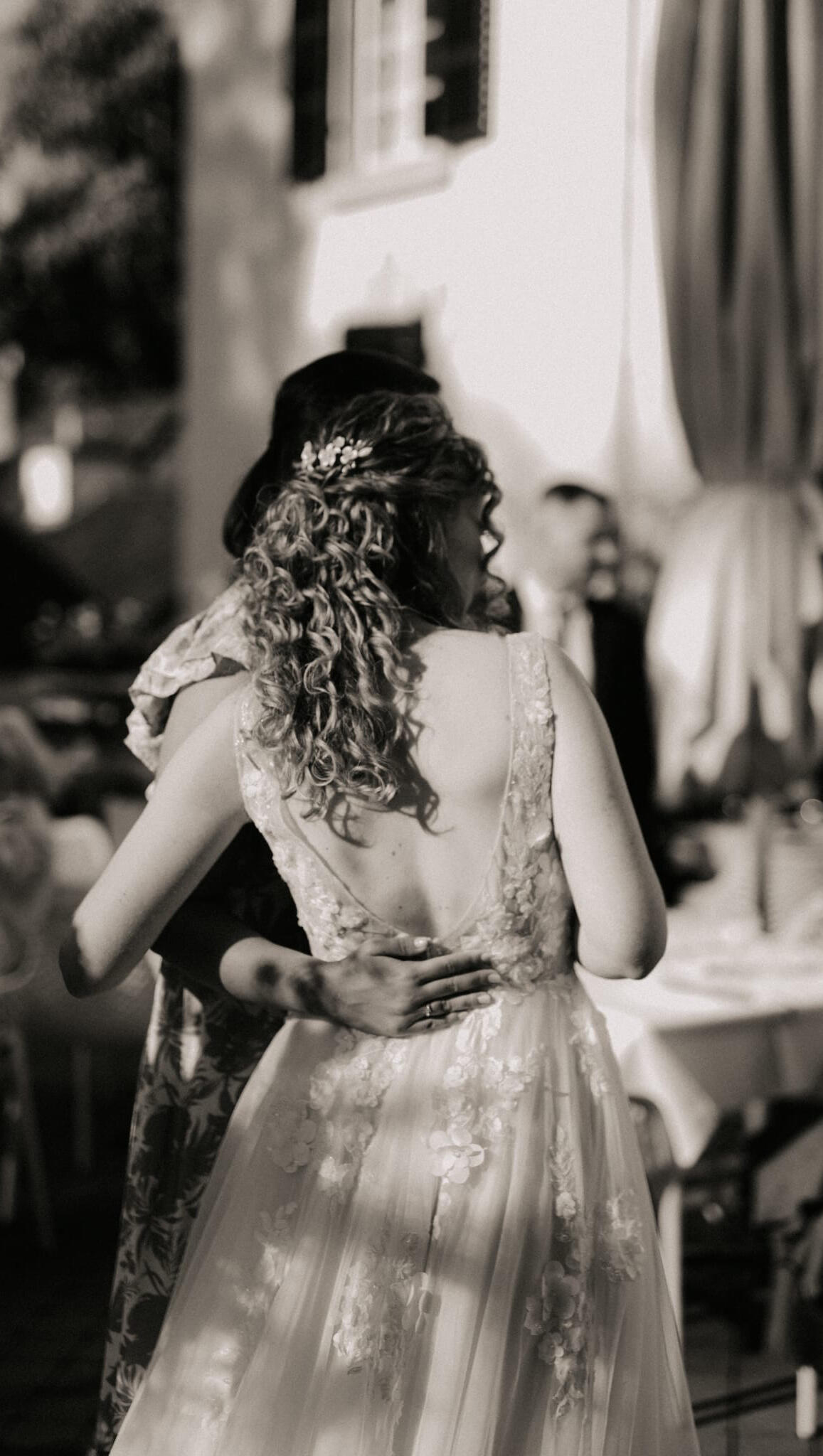 Eine Braut von hinten ist zu sehen in einer Hochzeitslocation